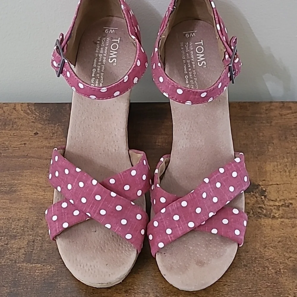 Toms cranberry white